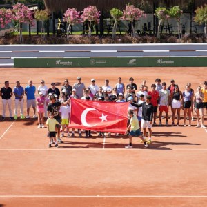 19 Mayıs Atatürk’ü Anma, Gençlik ve Spor Bayramı’nı Corendon Tennis Kemer’de geleceğin milli sporcu adaylarıyla birlikte büyük bir gurur ve enerjiyle kutladık. 🇹🇷🎾 Sporun birleştirici gücüyle nice…